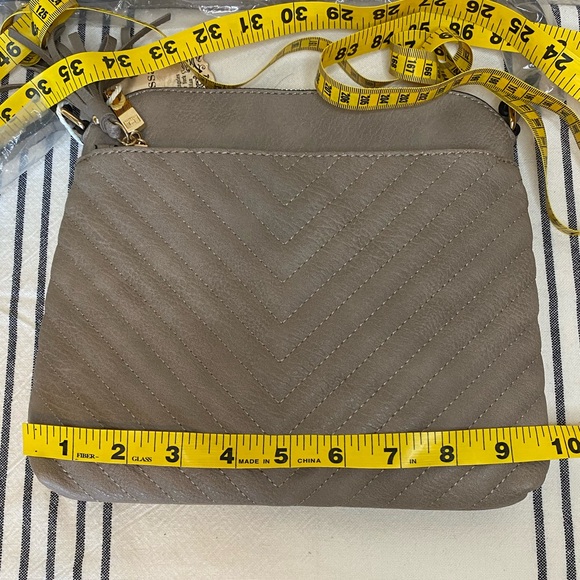 NWT Alyssa vegan crossbody purse with tassel - Picture 14 of 16